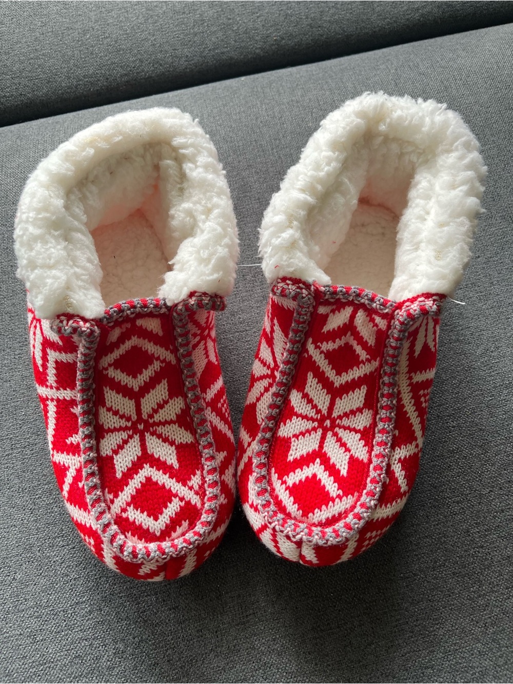 NWOT Cozy Red & White Fair Isle Snowflake Sherpa Slippers Size 39 womeN US 8/8.5